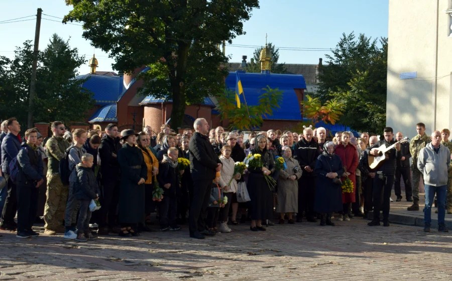 З бійцем Віталієм Мартинчуком попрощались у Здолбунівській громаді - фото 3