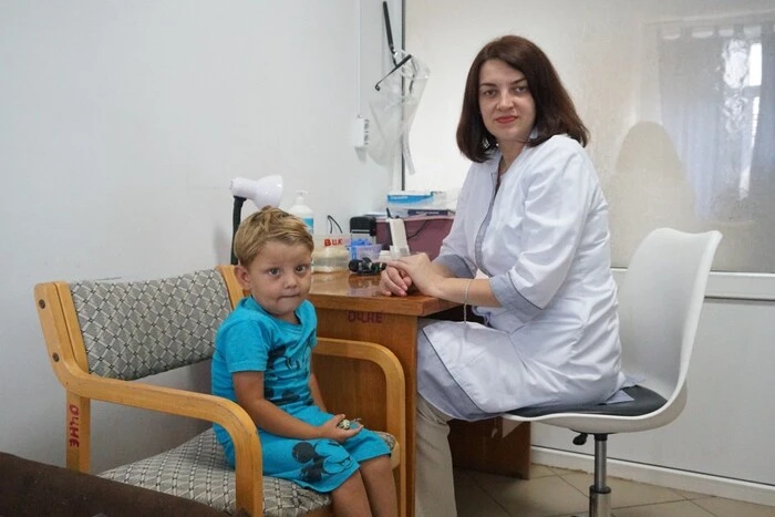 Медики розповіли про стан хлопчика, який залив собі очі суперклеєм