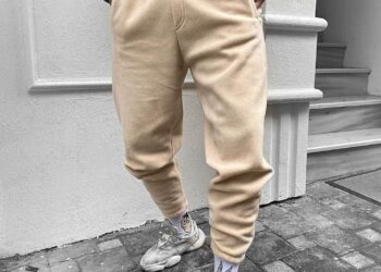 чоловік одягнений в світлі спортивні штани