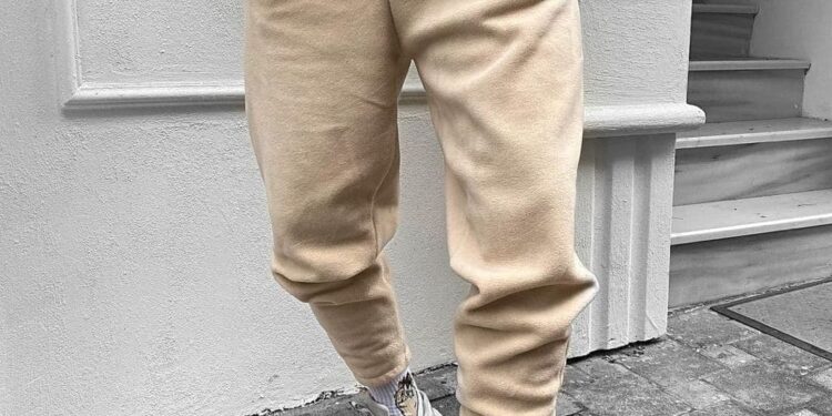 чоловік одягнений в світлі спортивні штани
