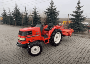 Минитрактор - красный на стоянке