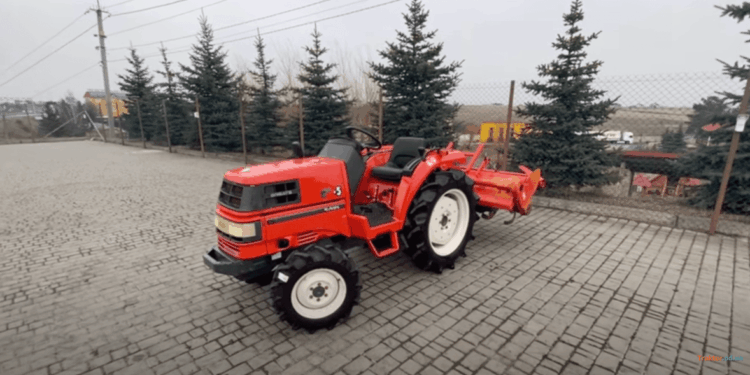 Минитрактор - красный на стоянке